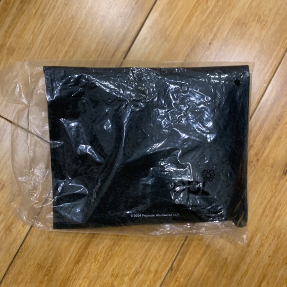 Starlux Peanuts Snoopy Amenity Kit - Picture 3 of 5